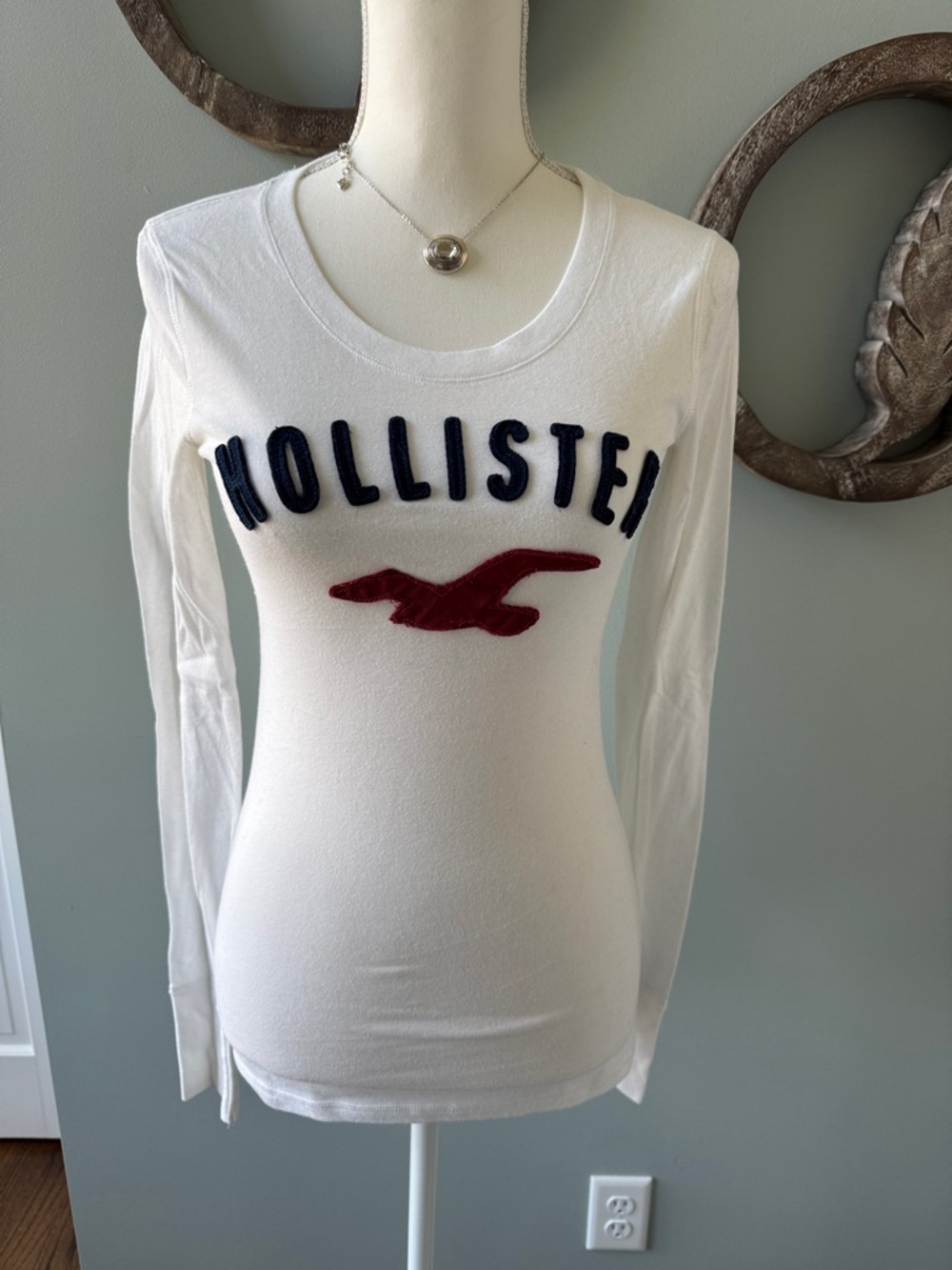 Hollister White Long-Sleeve Logo Tee with Navy Letters and Red Seagull size M
